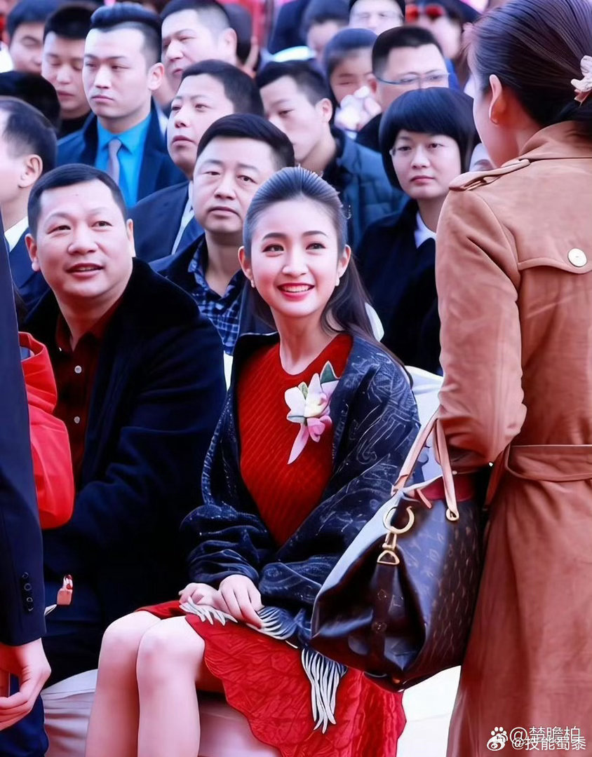 林‎﻿依晨‎这身打扮，也太像去参﻿‏加⁠儿‎子婚礼的婆婆了吧！ 