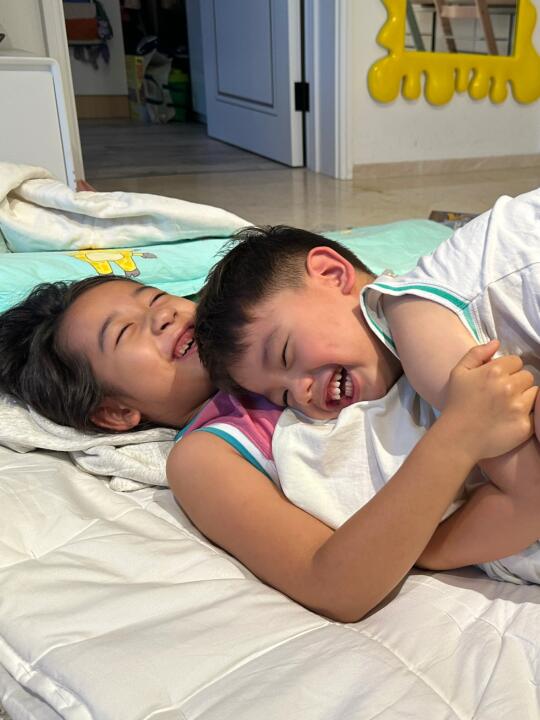 随手抓拍下有爱的一幕，还能腻歪到几岁呀🤔