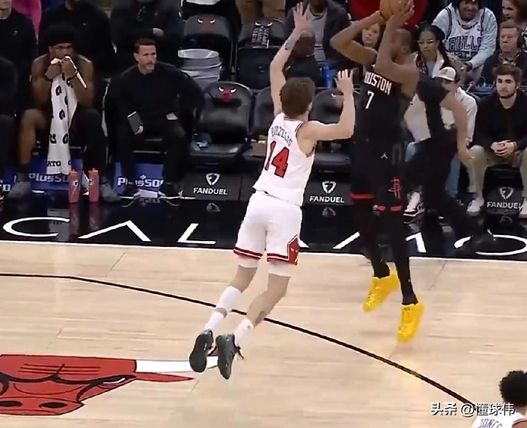 得到对手认可！布泽利斯谈杜兰特：

“KD真的太强了。”

“最后时刻他的两个三