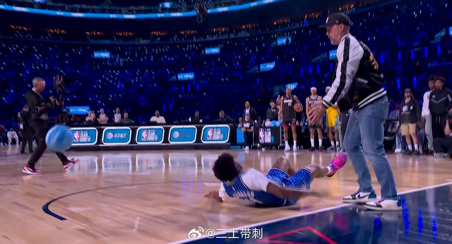 NBA全明星扣篮大赛 这开玩笑呢？？？差点脑震荡。。。 