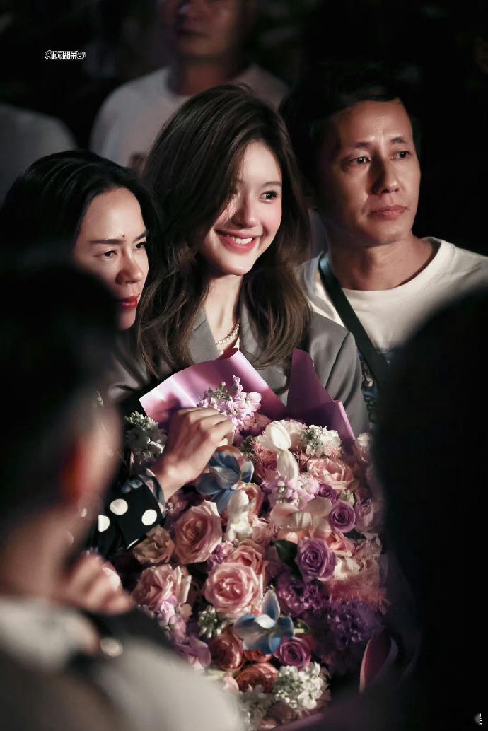 #赵露思新剧杀青捧花照##赵露思许妍杀青捧花笑#赵露思新剧杀青后的捧花照，她的笑