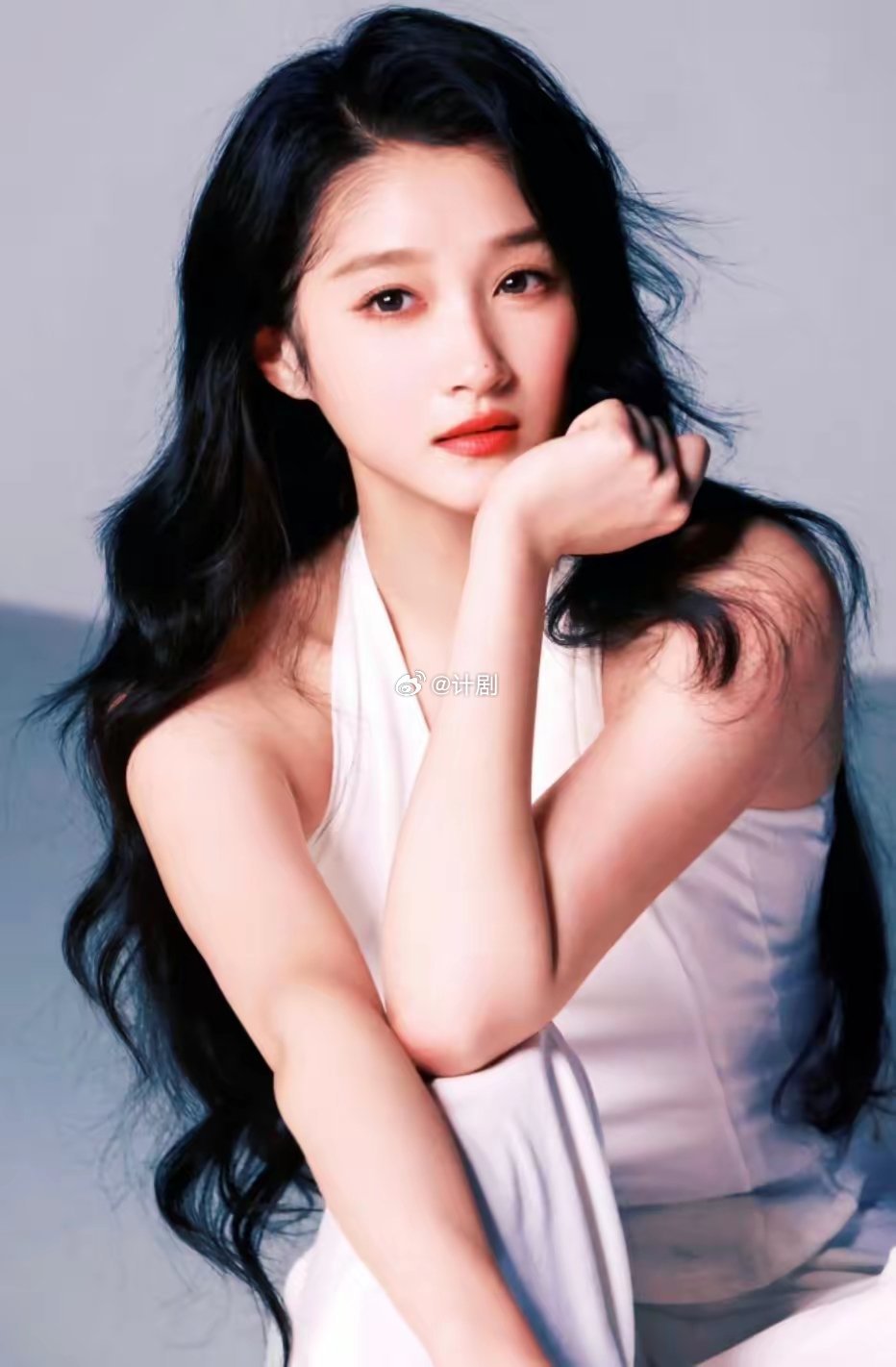 为什么都总盯着关晓彤？原因很简单， 不是她流量有多高流量，而是她这个人就是个无可