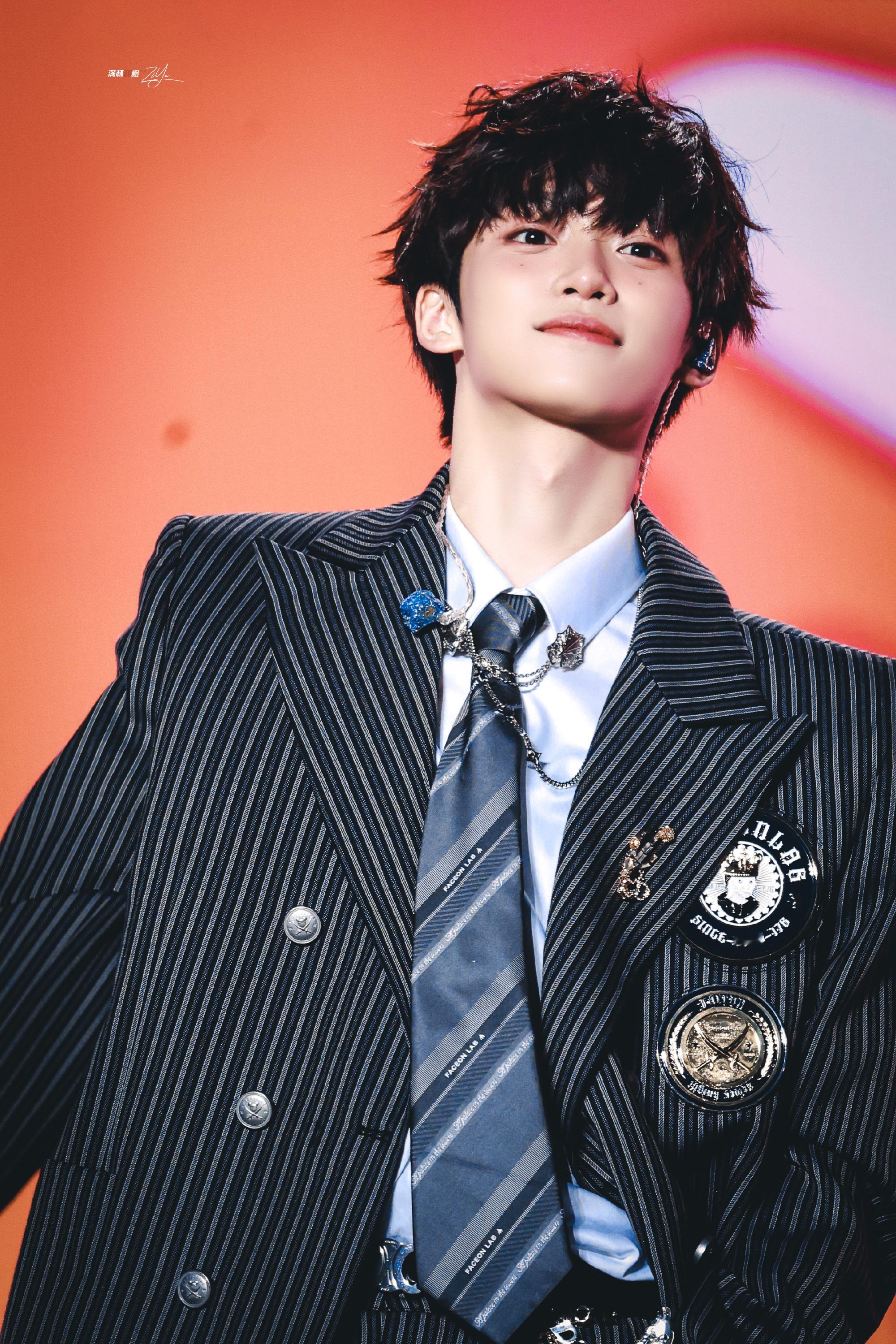 🔮 “春天有鲜花绽放 秋天有枯叶飘落 但热爱有始无终”