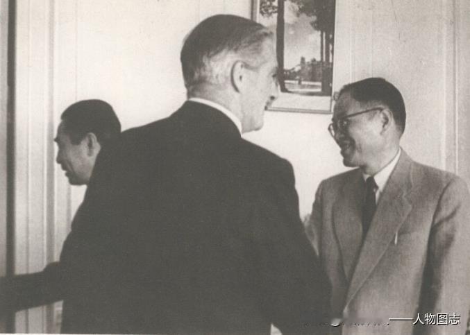 1954年6月17日，中英两国达成互派代办的协议。这是日内瓦会议期间张闻天(右)