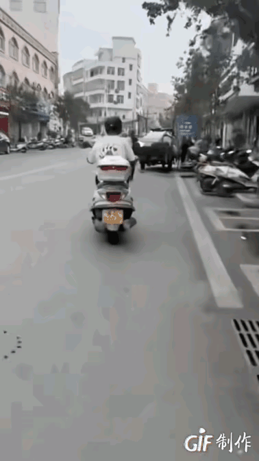 愤怒！ 在广东茂名，发生了令人震惊而又愤慨的一幕。
       一位拾荒的老人