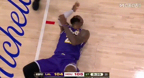 什么！我装半天你要换个人罚球？
这球是手臂直接拍地上的，还以为是周部硬撞硬呢。结