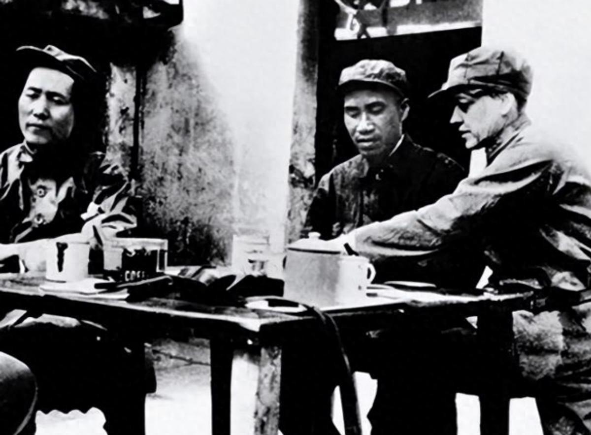 1939年李德回到苏联后，他在中国留下的妻子和儿子后来经历了什么样的命运？
19