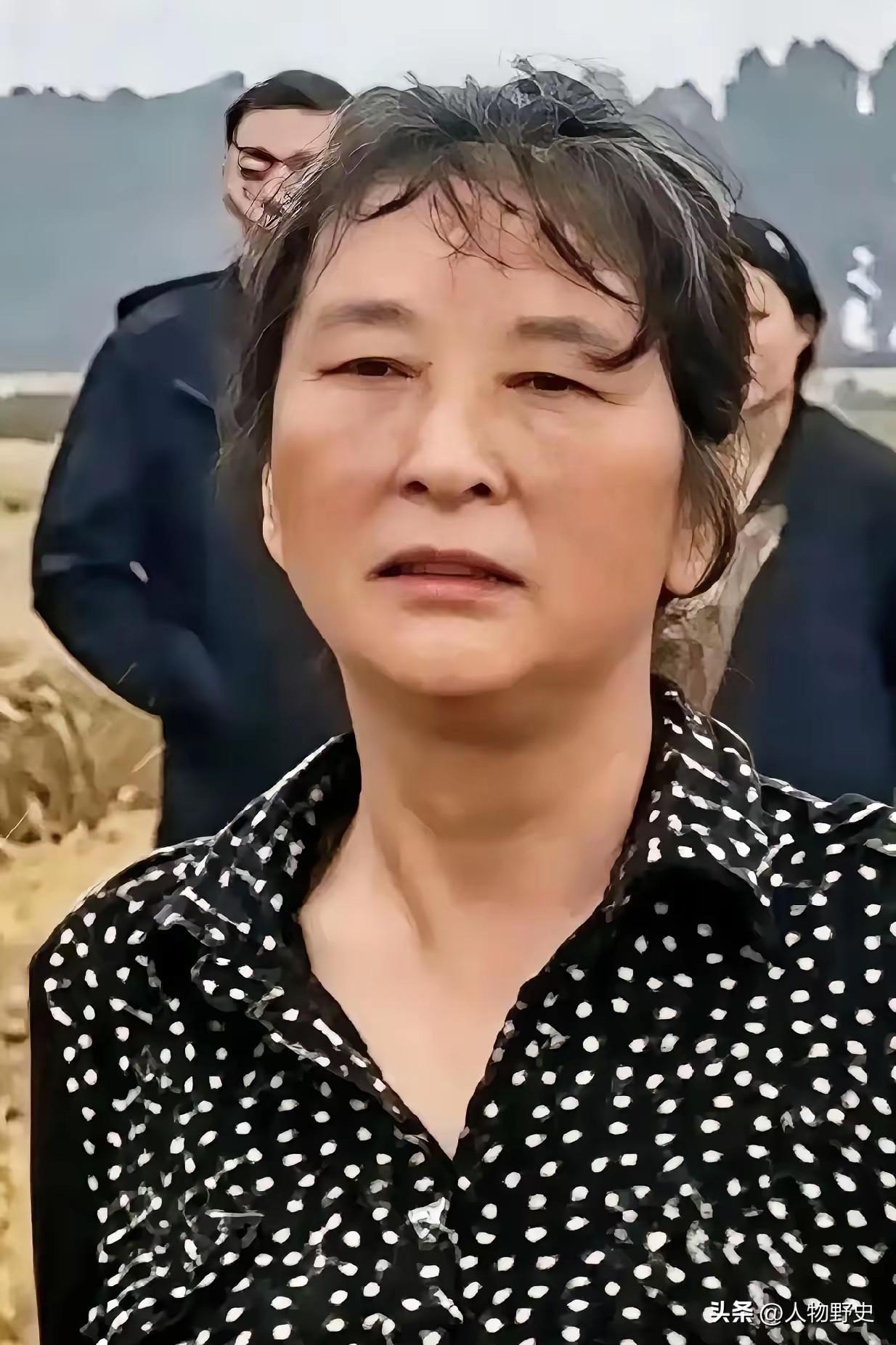 割禾热当午，汗滴禾下土，割完四赔五，大娘真威武，割四赔五，刚开始是大娘一个人的道