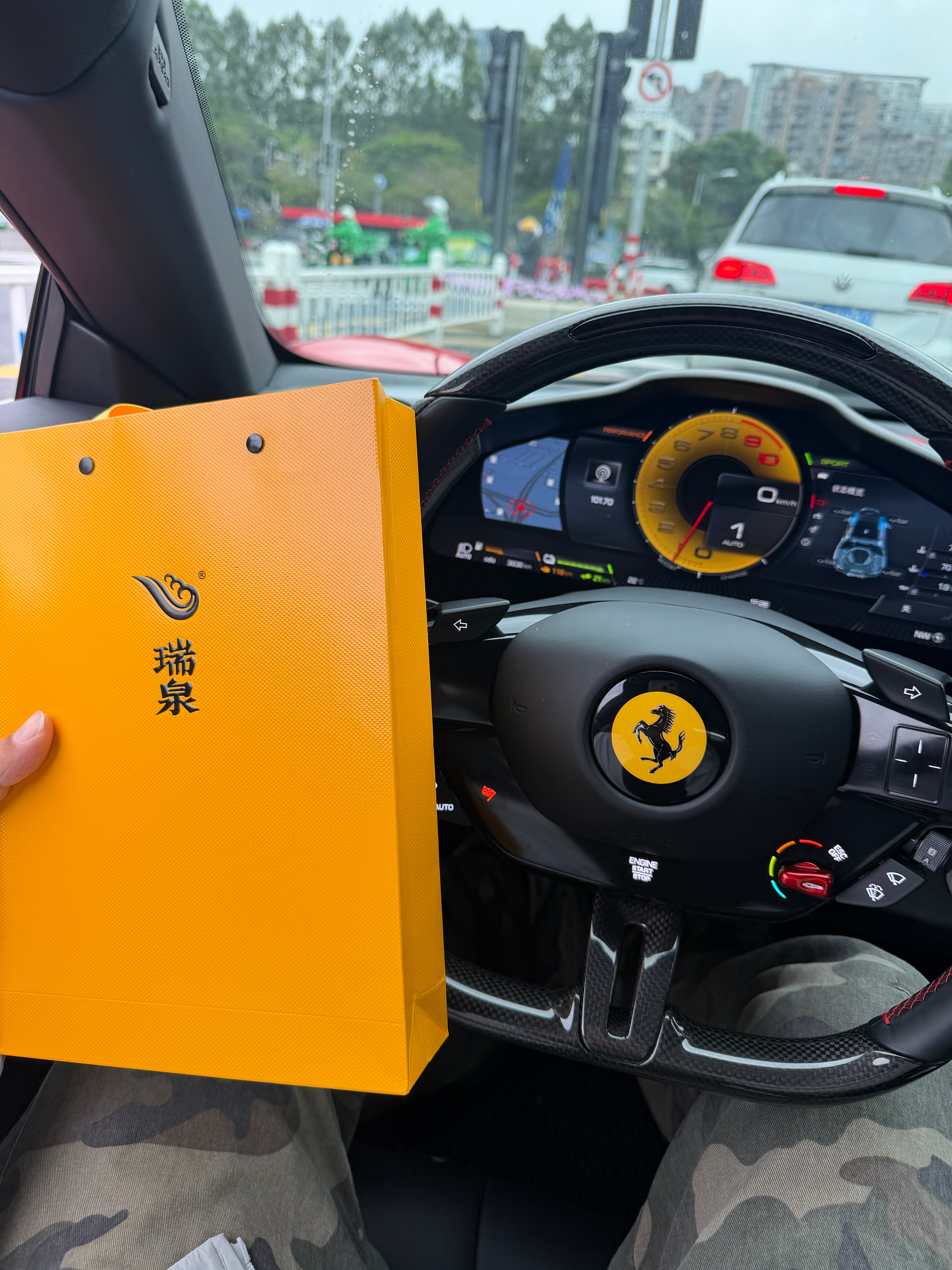 又拿了一台 SF90临走时大哥送了一盒茶叶 