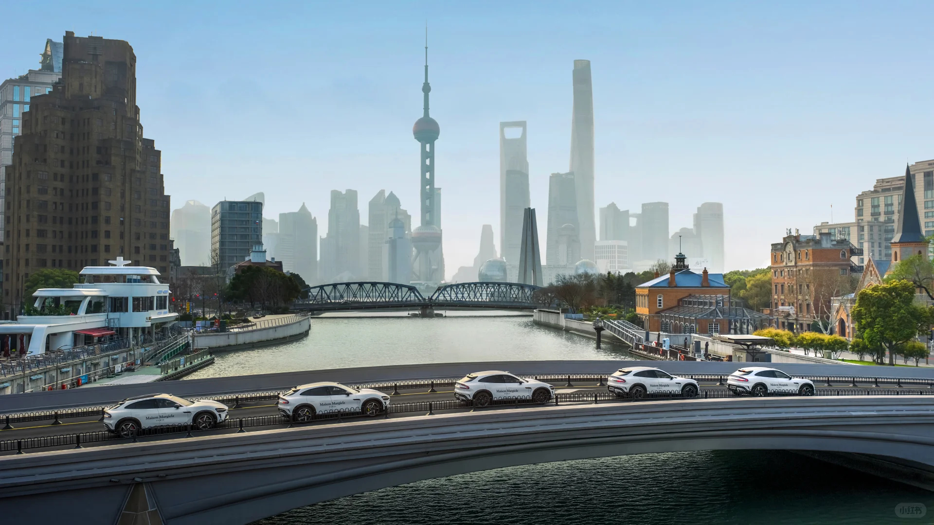 最近高奢品牌MaisonMargiela马吉拉在上海举办2026时装秀，小米YU