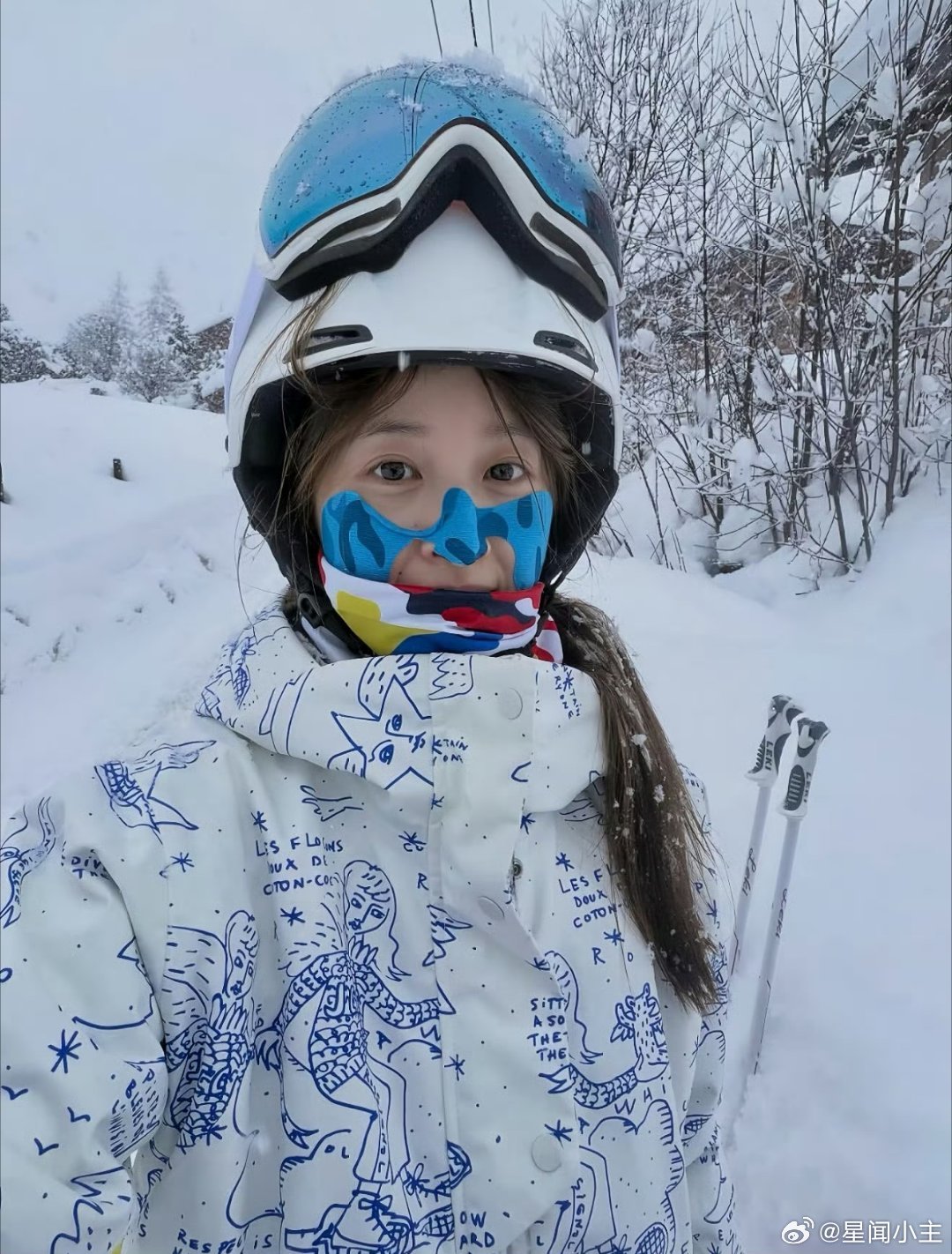 章泽天晒雪山徒步照你别说这个白涂鸦衣服还挺好看的！她的生活方式好健康啊～ 