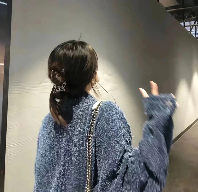 视奸一个人最爽的地方 就是发现对方有亲密的人之后 那种钝感的痛和极力压抑住的极端