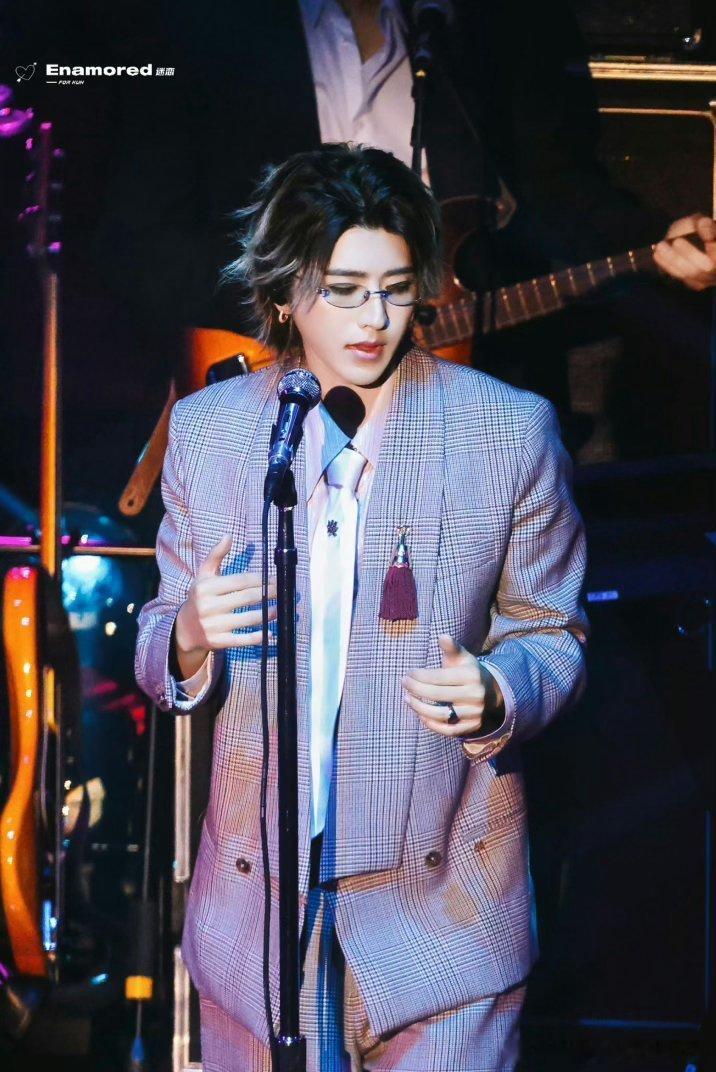 蔡徐坤音乐节压台出场 从舞台表现到全球影响力，蔡徐坤都完美适配压轴身份，作为唯一