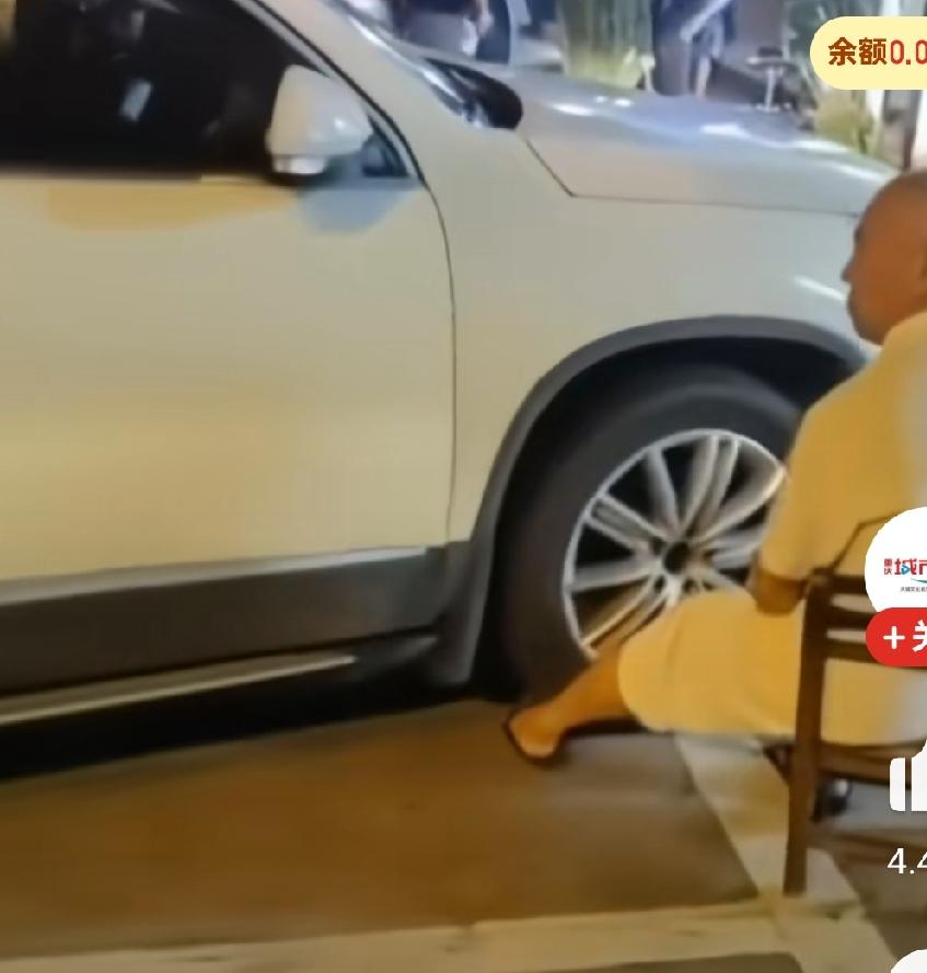 大爷伸着脚，故意拦着小车不让走，没想到司机也是个狠人，还真的直接反复碾压大爷的脚