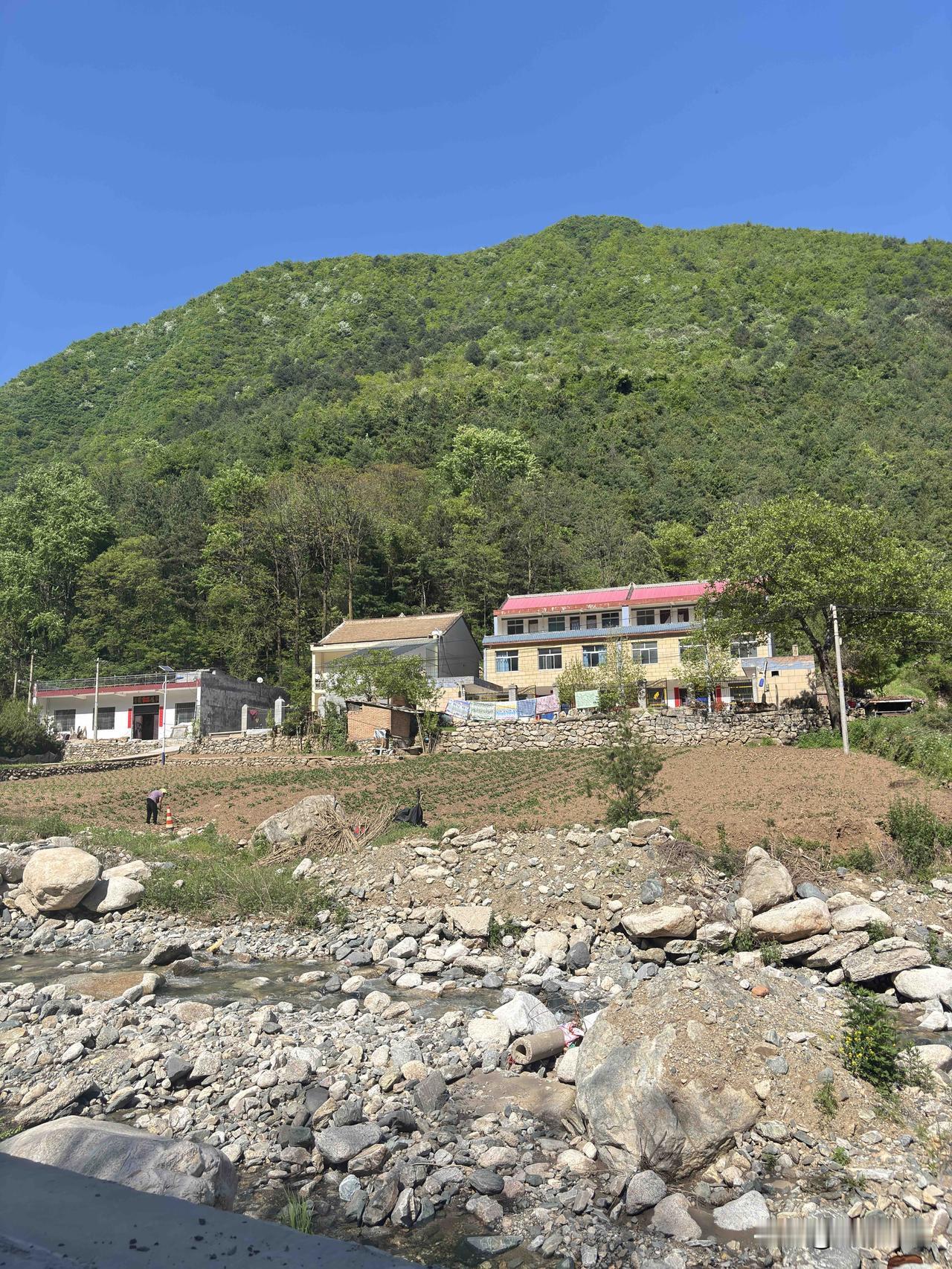 蓝田扇车沟村随拍，这村名的来历，是因为这里的地形像杨麦子的一种工具风车（当地人叫