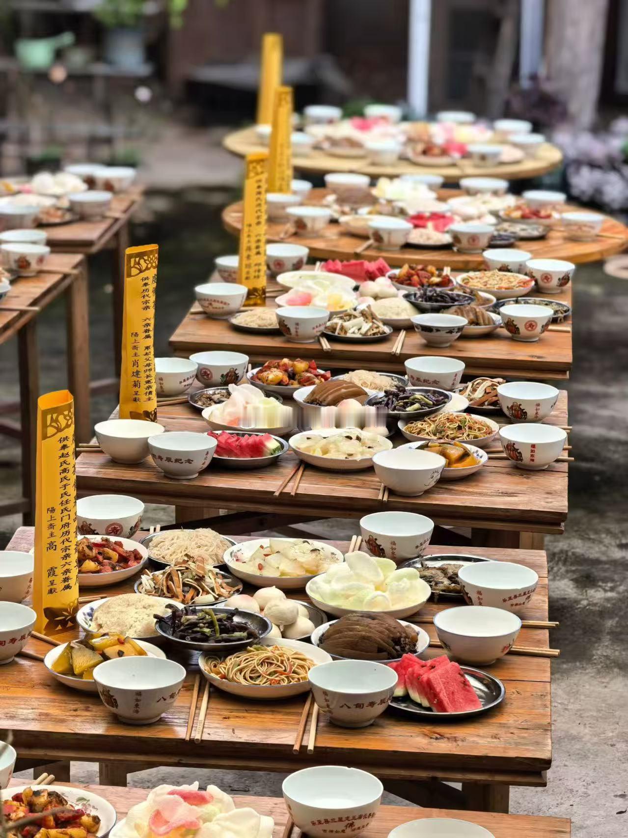 农历七月，乃地藏菩萨慈悲月，亦称孝亲月，报恩月，正是众生忏悔业障，祈福消灾、断恶