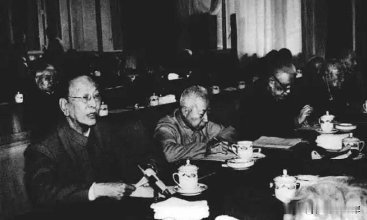 1984年10月22日，耿飚（左一）、王首道（左二）出席中顾委第三次全体会议。这