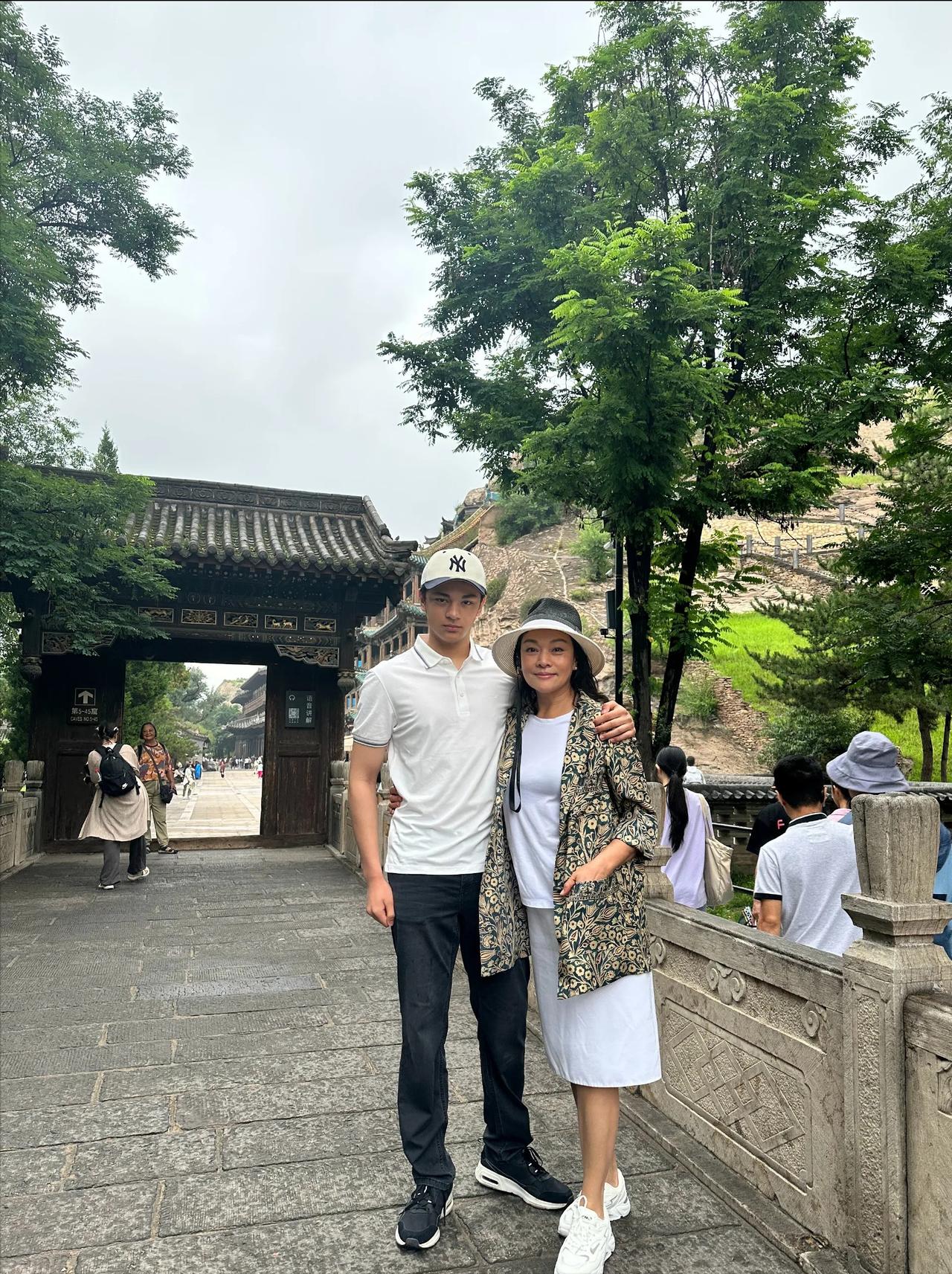 同是远嫁国外的知名女演员，她却比巩俐聪明太多了！二婚嫁大9岁瑞士富豪，婚后定居欧
