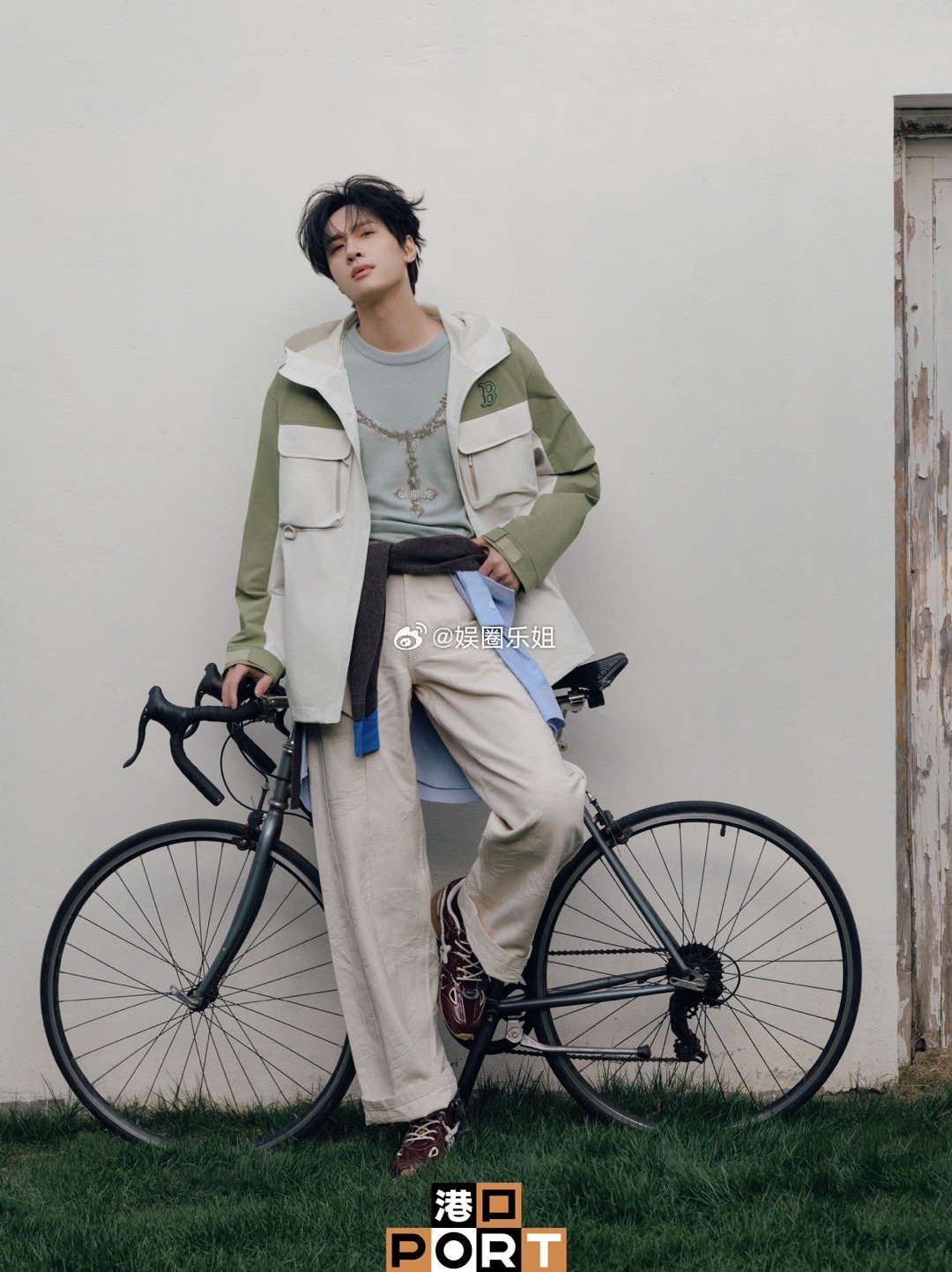 展轩演绎“石头开花的季节”｜PORT中文版 2026开年封面大片。简约白衬衫造型