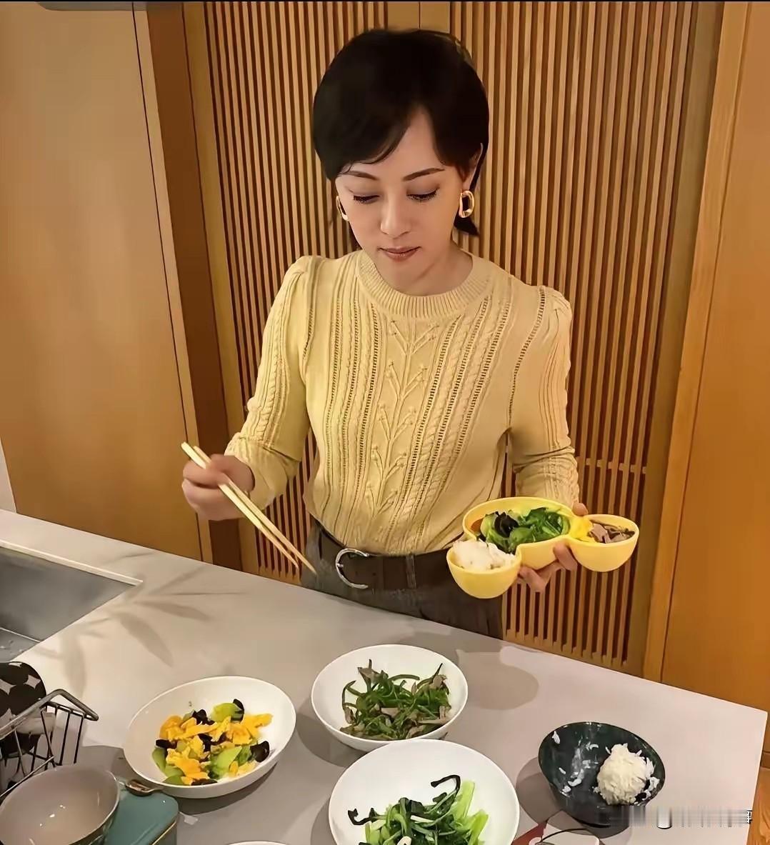 孙俪家那桌饭，我盯着看了好几秒

不是因为菜多精致

也不是因为摆盘多讲究

是