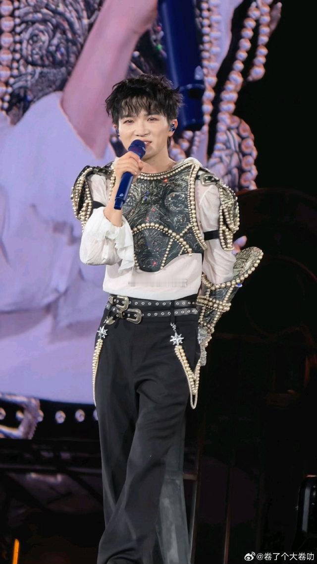 周深灯火里的中国现场版来了 武汉舞台绝美开唱，周深倾情演绎，全场观众齐声合唱，温