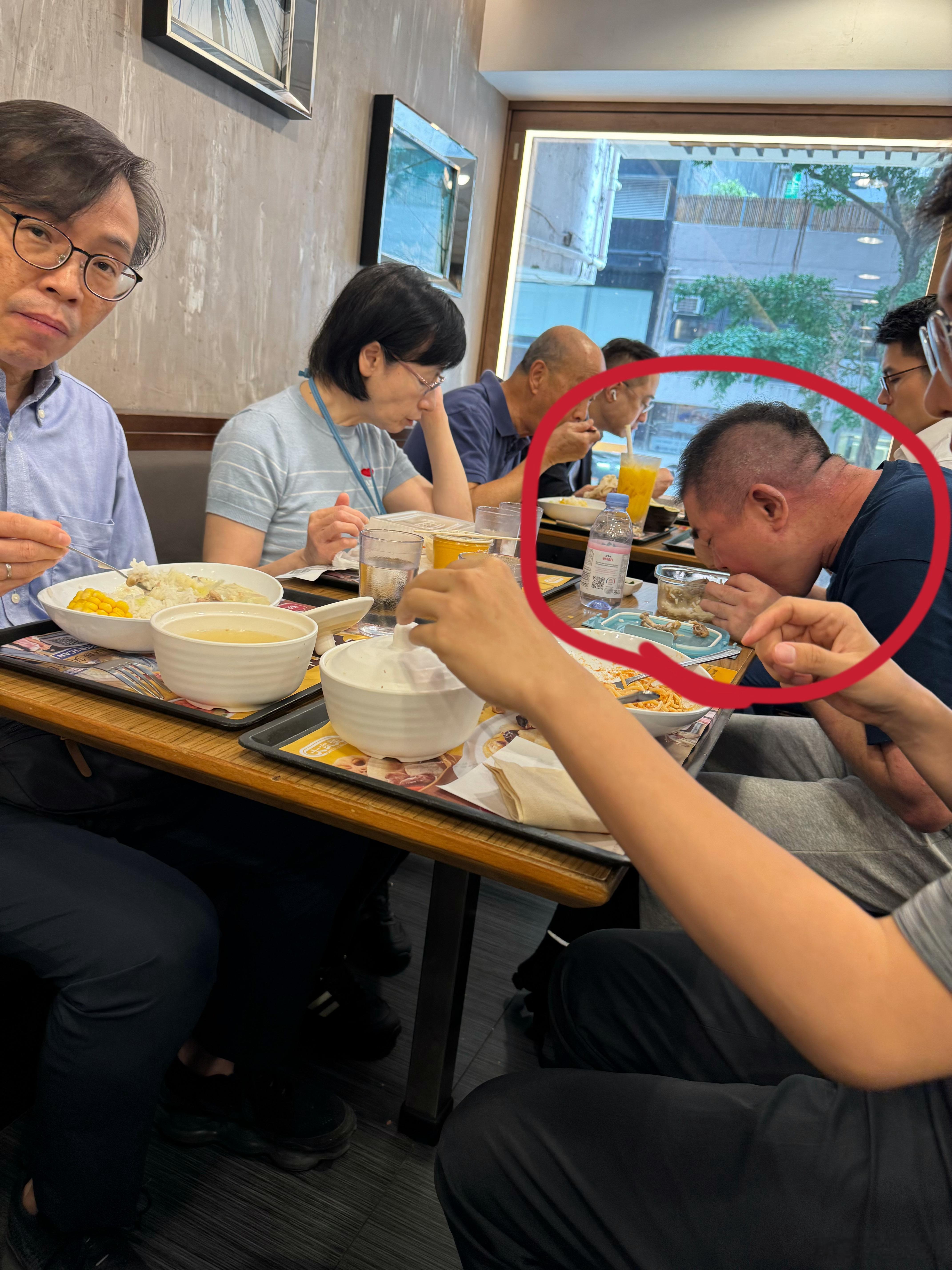 中午发生了一件非常尴尬的事情。在快餐厅吃午饭的时候，突然听到旁边吵嚷起来，原来是