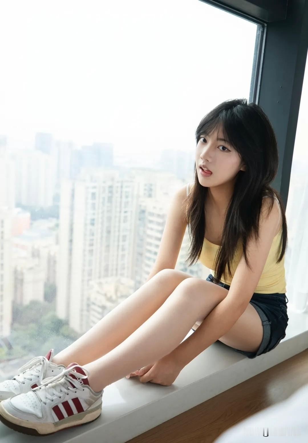 窗边女孩静静伫立，成了城市风景里独特的点缀。她的身影与窗外繁华交织，像是一幅流动