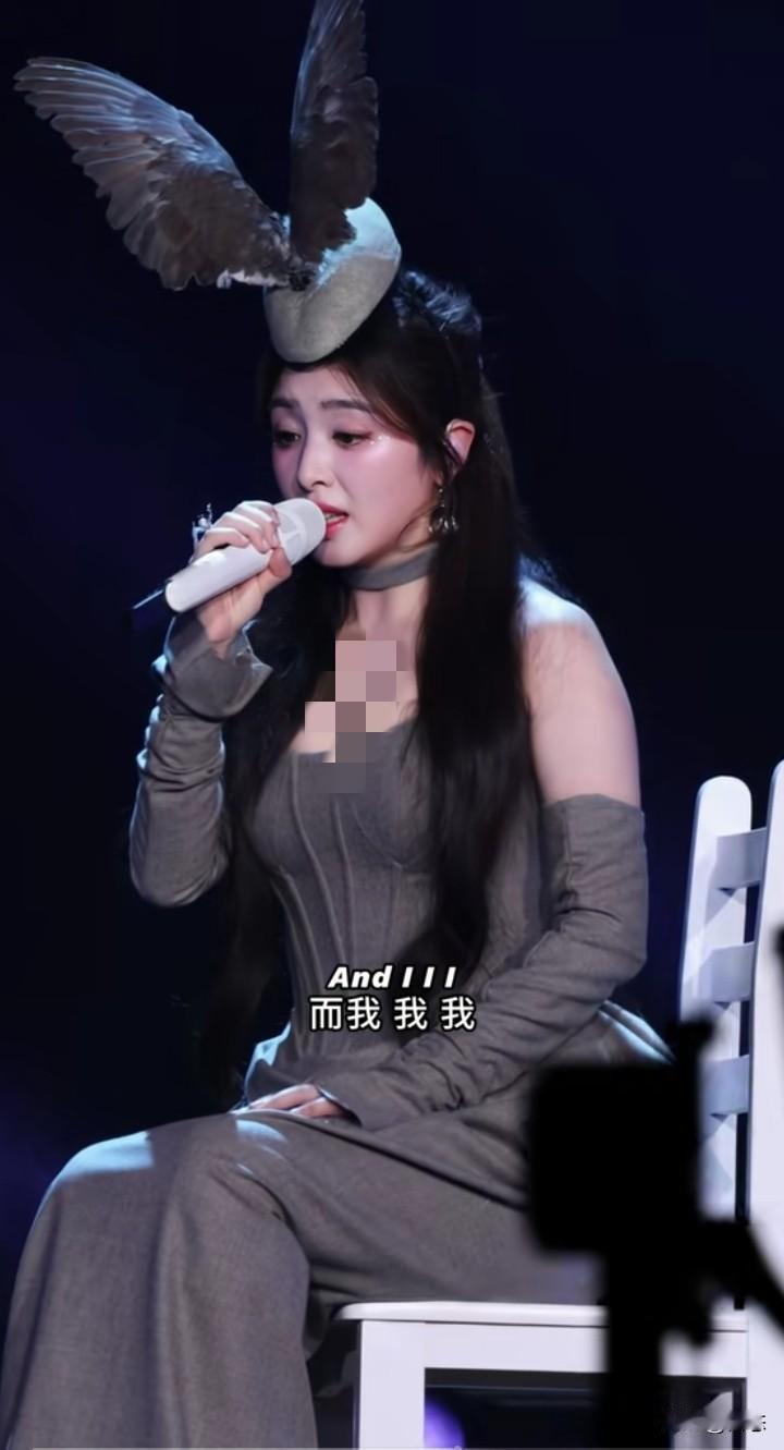 张含韵，这身材可以说是很多人非常喜欢的。这种微胖型身材，看上去肉肉的感觉。

很