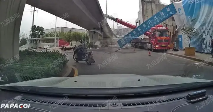 重庆万州一吊车侧翻砸中高架桥，交巡警回应：正在恢复事发路段，市民可从滨江路绕行