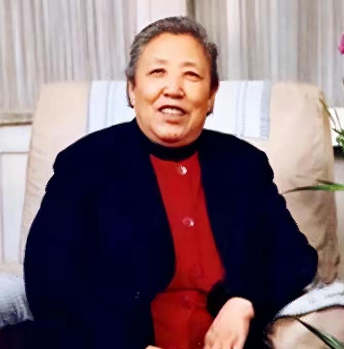 她是最低调的主席夫人，晚年骑自行车上下班，如今95岁高龄仍健在
 
说起“主席夫