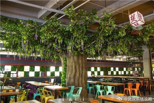 【武汉高校食堂颜值爆表！复古工业风还能看电影】这是武汉传媒学院新食堂，进门处停放