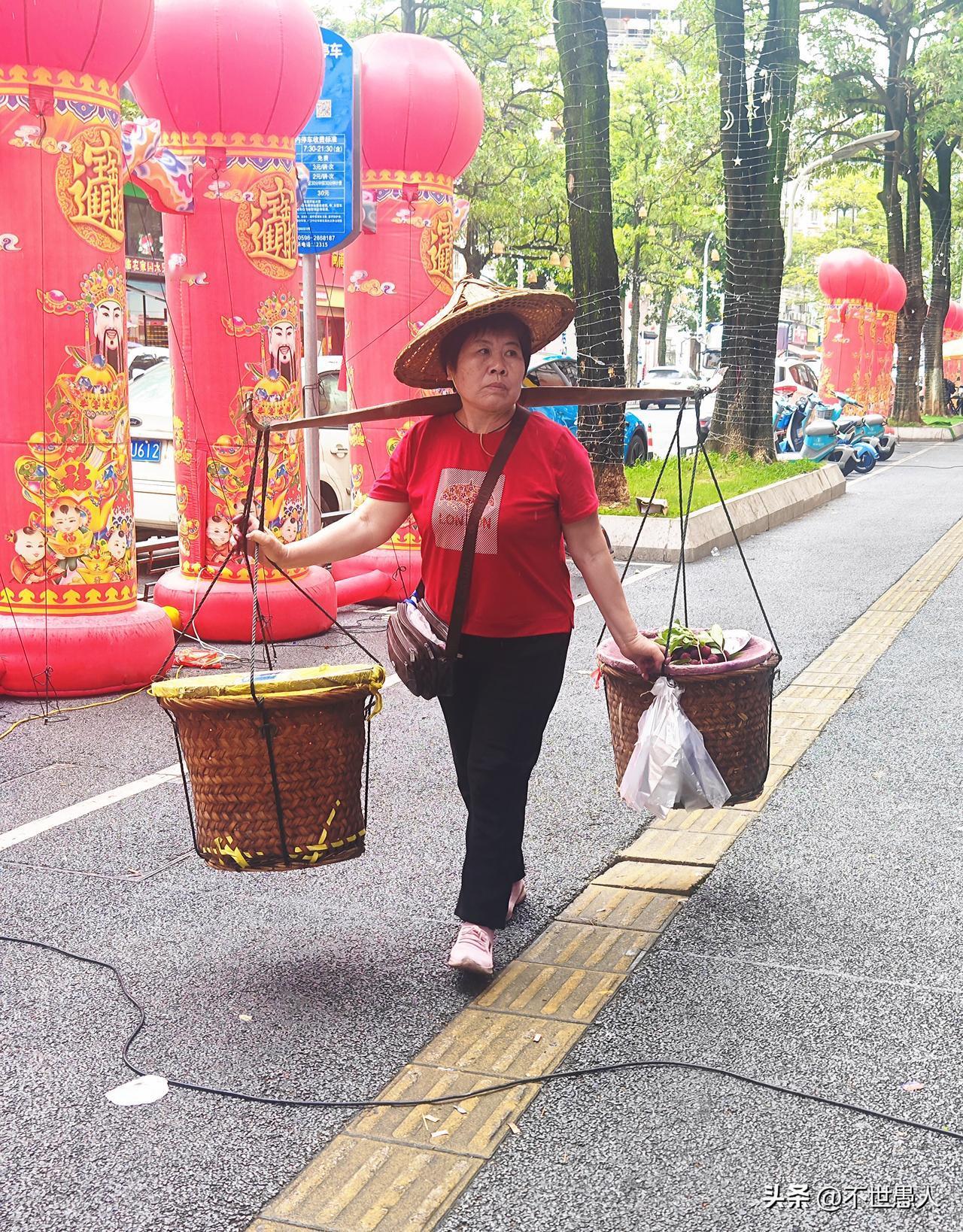 今年的杨梅不好卖了
近段时间漳州市龙海杨梅添加剂事件持续发酵，部分不良收购商的违