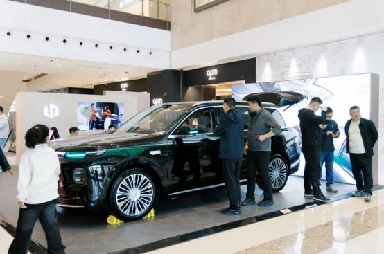 没有固定充电桩，千万别买纯电大型 SUV
如果你家里没有固定充电桩，真心劝你别冲