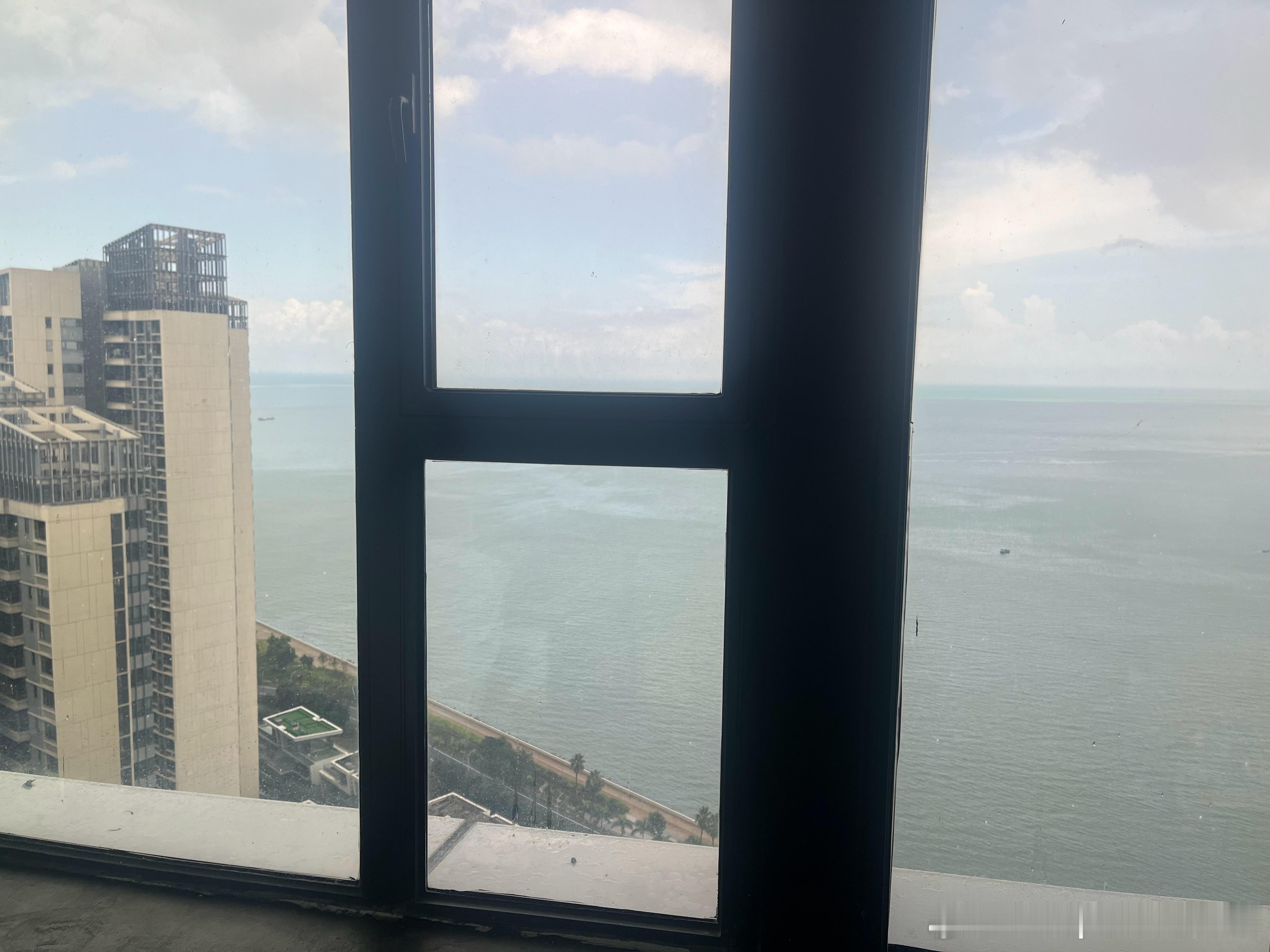 下雨了，我跟我的小电驴又要淋湿了 ​​​