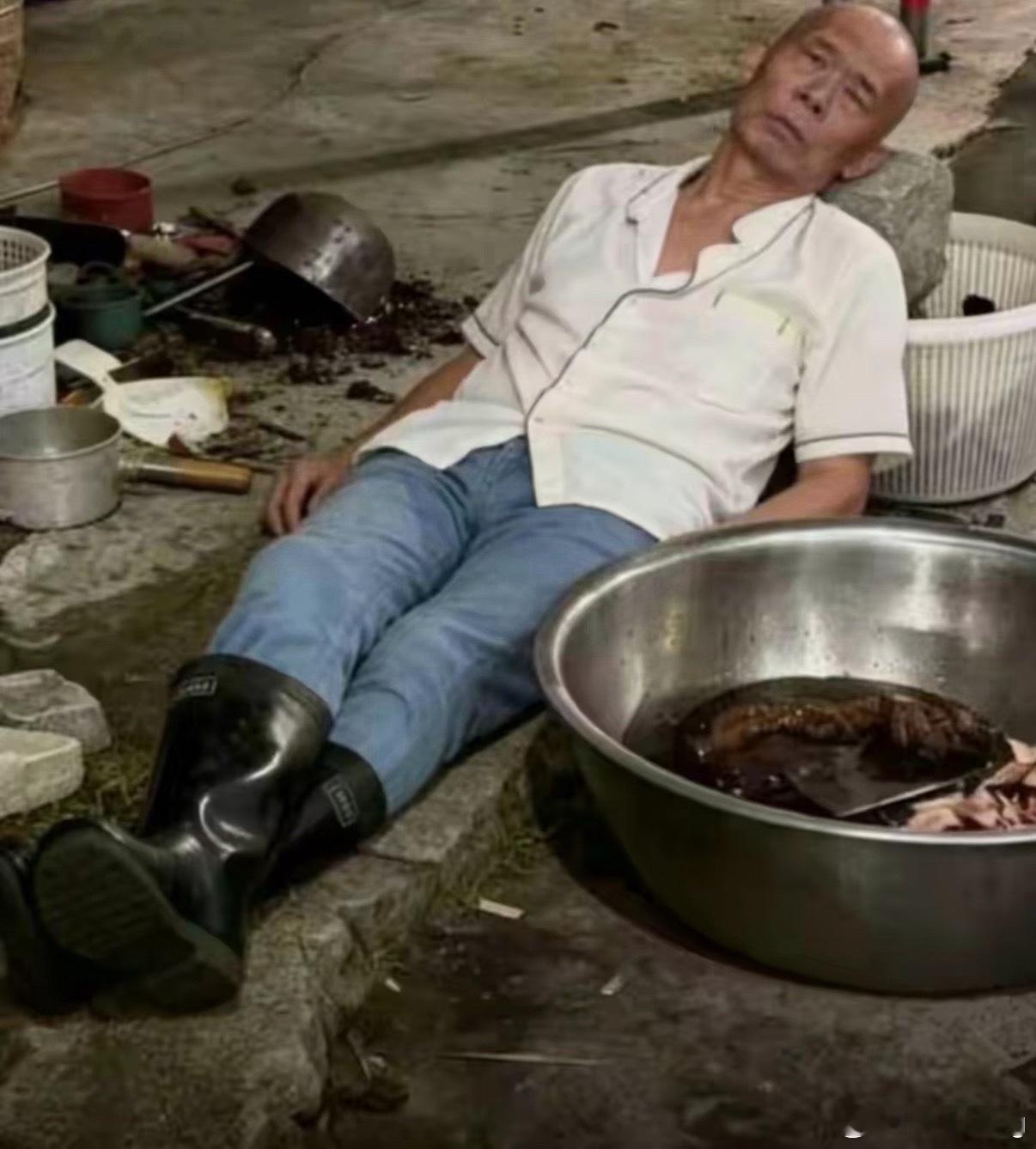 莫氏鸡煲老板还剩40万债务要开始打造人设了吗？我觉得自从探店博主带火起来后，流量