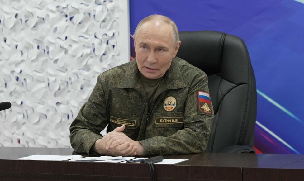 🔸普京身着戎装在俄军“西部”集群的一个指挥所内召开军事会议，听取关于各方向战况
