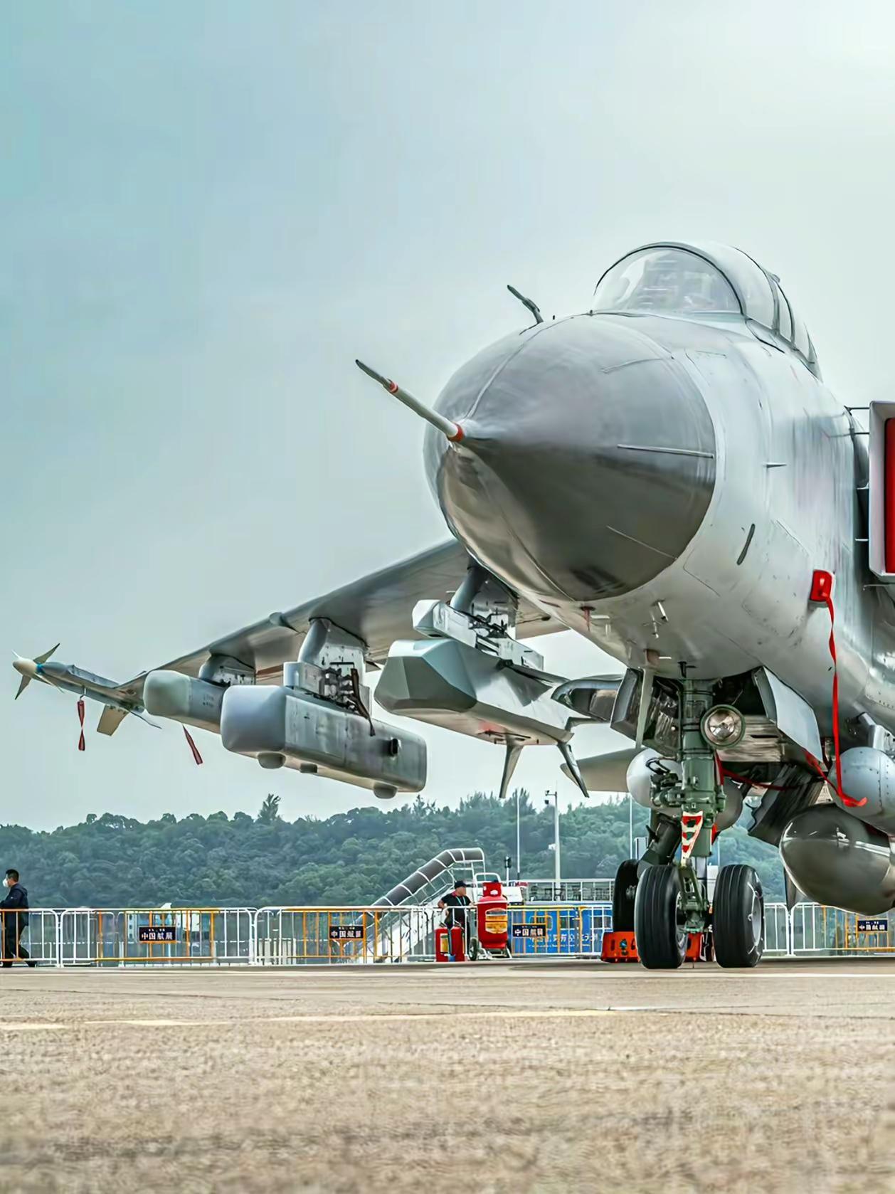 歼轰7——老骥伏枥，志在千里！歼轰七“飞豹”主打对海、对地精确打击，同时具备一定