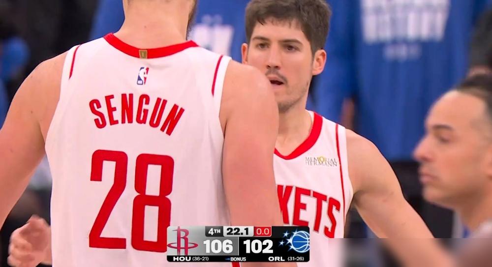 谢泼德上半场三分颗粒无收，下半场却能狂飙17分，生生把火箭从19分深渊里拽回来，