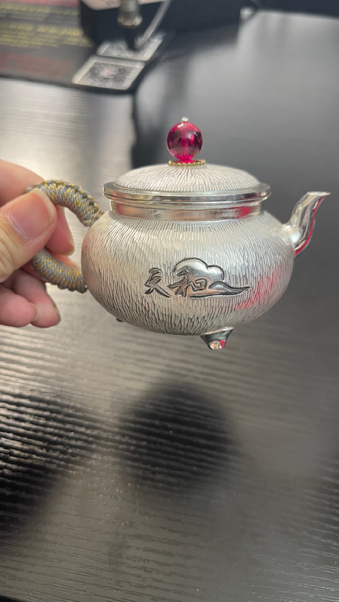 ✨【匠人手作·天和银壶】  一把会呼吸的银壶，始于999纯银的温润质地。  老师