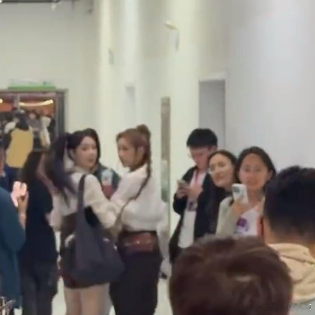 张月陈瑶被贴脸怎么下班还牵手啊张月陈瑶被贴脸开大 牵手又怎么了？ 