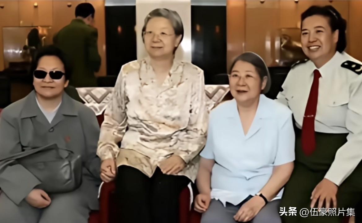 2006年11月，毛岸青同志83岁寿辰的家庭聚会，左起：李讷、刘思齐、李敏、邵华