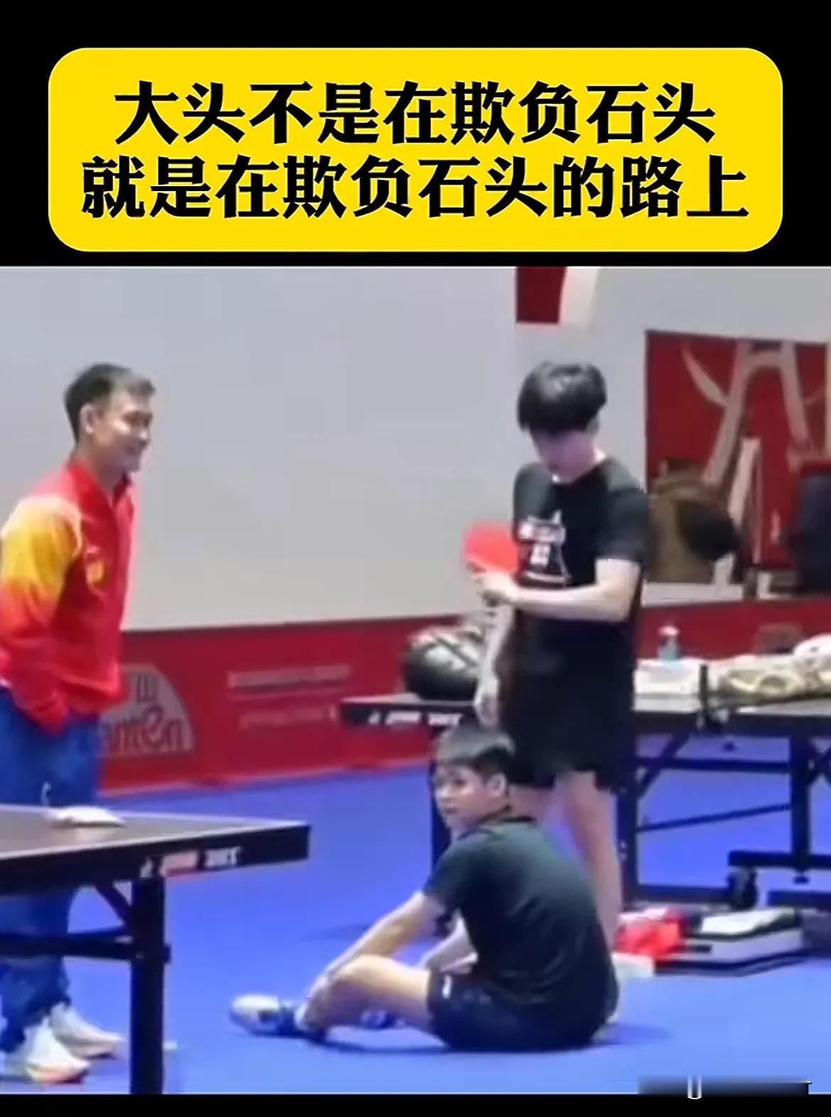 大头很喜欢小石头。大头喜欢摸小石头的头，感觉他把石头当猫撸[捂脸]拐着弯，穿过人