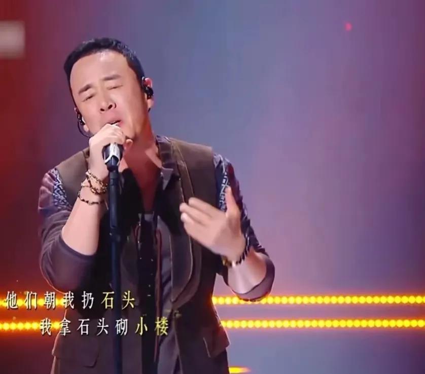 今天中午吃饭的时候，我媳妇刷到杨坤唱扔泥巴，听到杨坤深情的噢噢噢那几嗓子，我媳妇