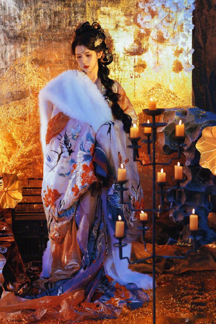 谁给哈妮克孜递一个半妖古装本 哈妮克孜的古风妆造每一次亮相都似一场视觉盛宴，大漠