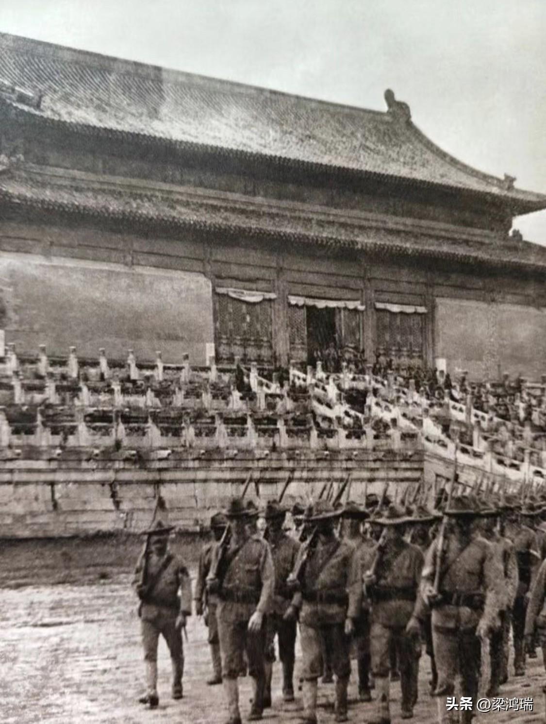 这座照片记录了中国近代史上极其屈辱的一幕。照片展现的是1900年（庚子年）8月2