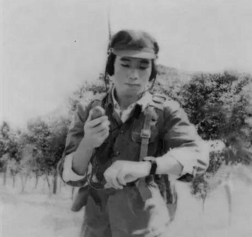 1984年，见习参谋黄登平在站岗时，突然发现大雾中好像有人影在活动，他悄摸过去，