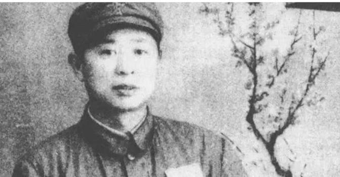 1952年，志愿军抓到一个间谍，搜身时，一个战士在间谍胸前一摸，脸色骤然大变，不