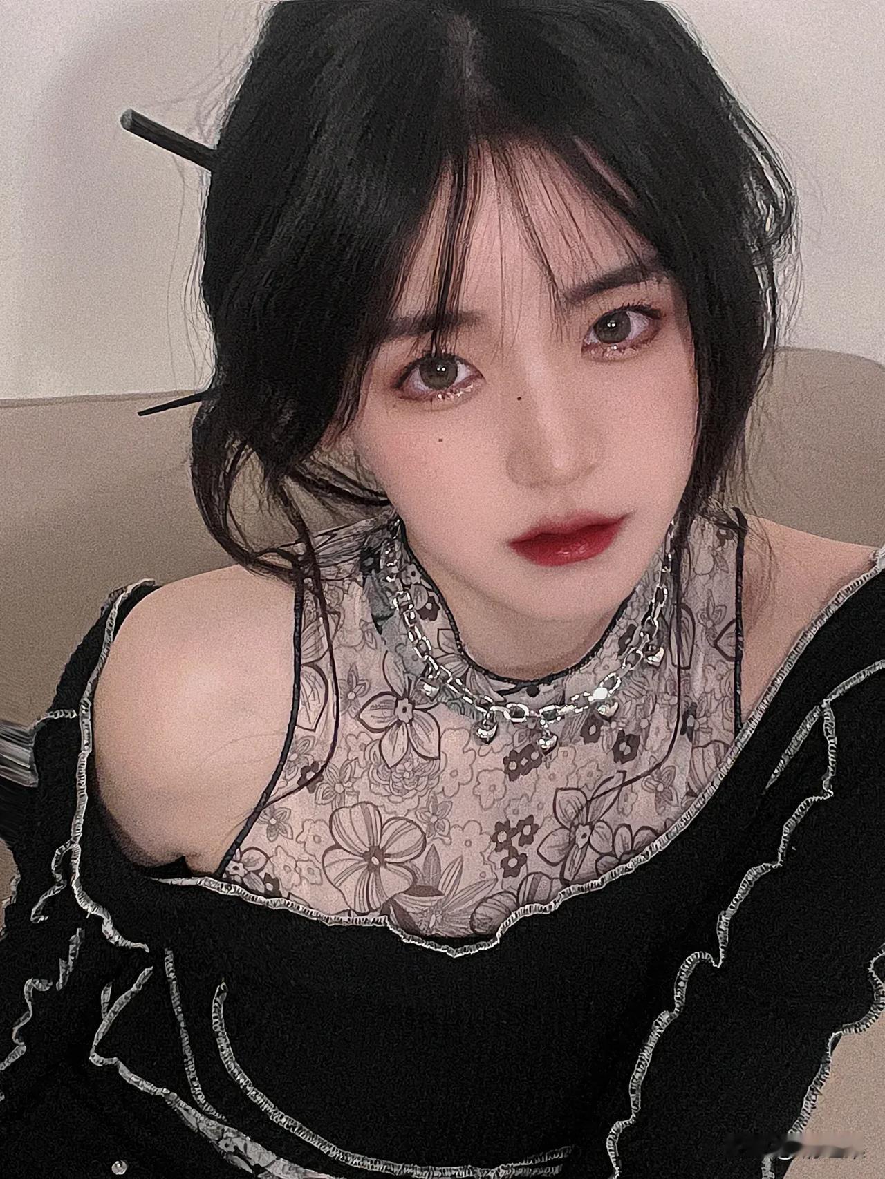 红妆美人倚，花影映秋波。