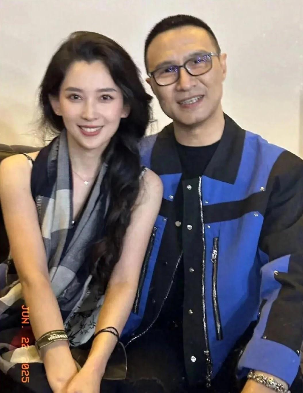 汪峰和森林北分手了？
4月底，有神秘女子去汪峰别墅被拍了，只见汪峰出来接，俩人在