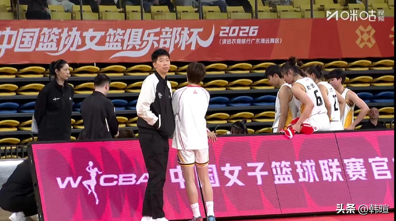 主帅“摸鱼”，广东女篮惨败[捂脸]
中国篮协女篮俱乐部杯4日的首场比赛，广东女篮